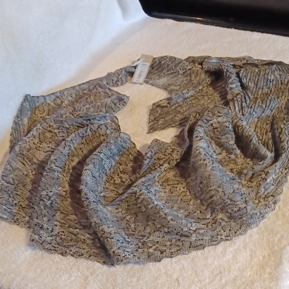 Apt. 9 women's scarve blac and gray 12x64  new with tags